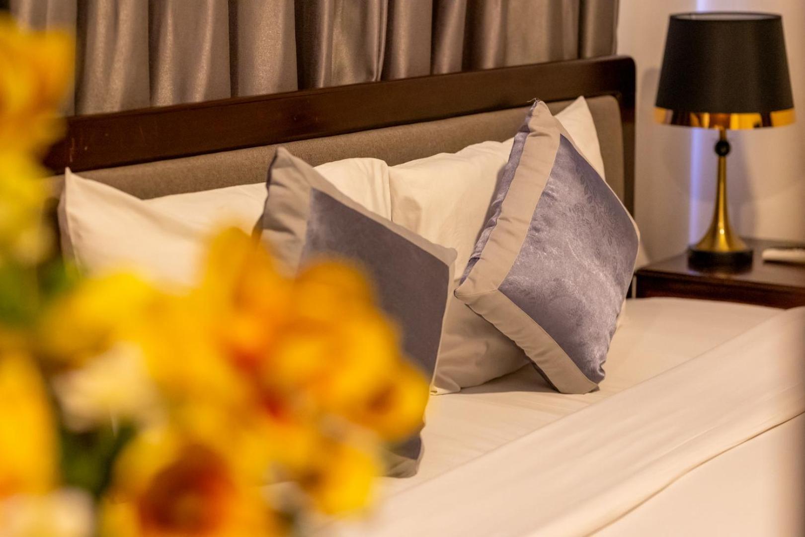 Baly Hotel Hue Exterior foto