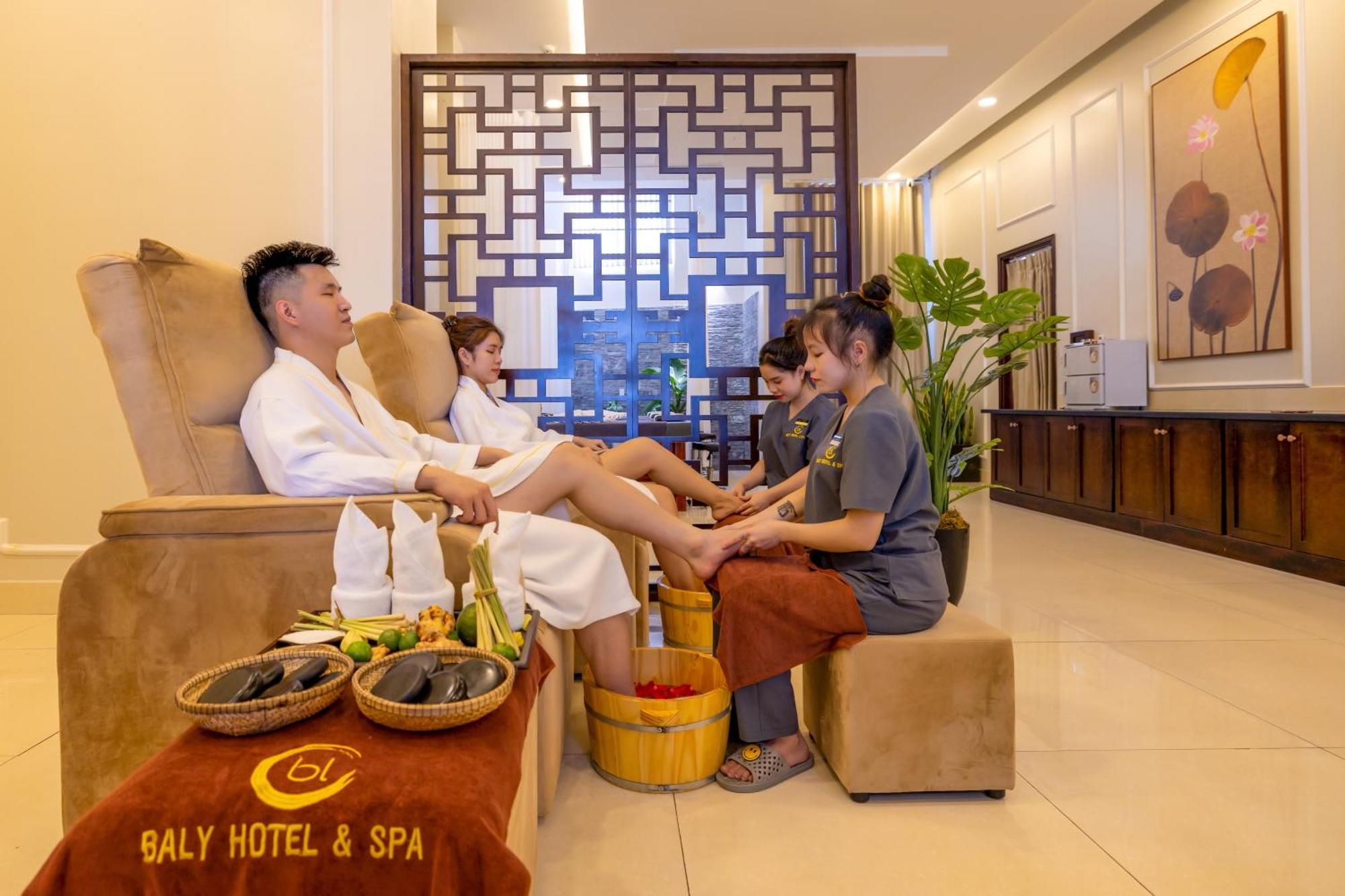 Baly Hotel Hue Exterior foto